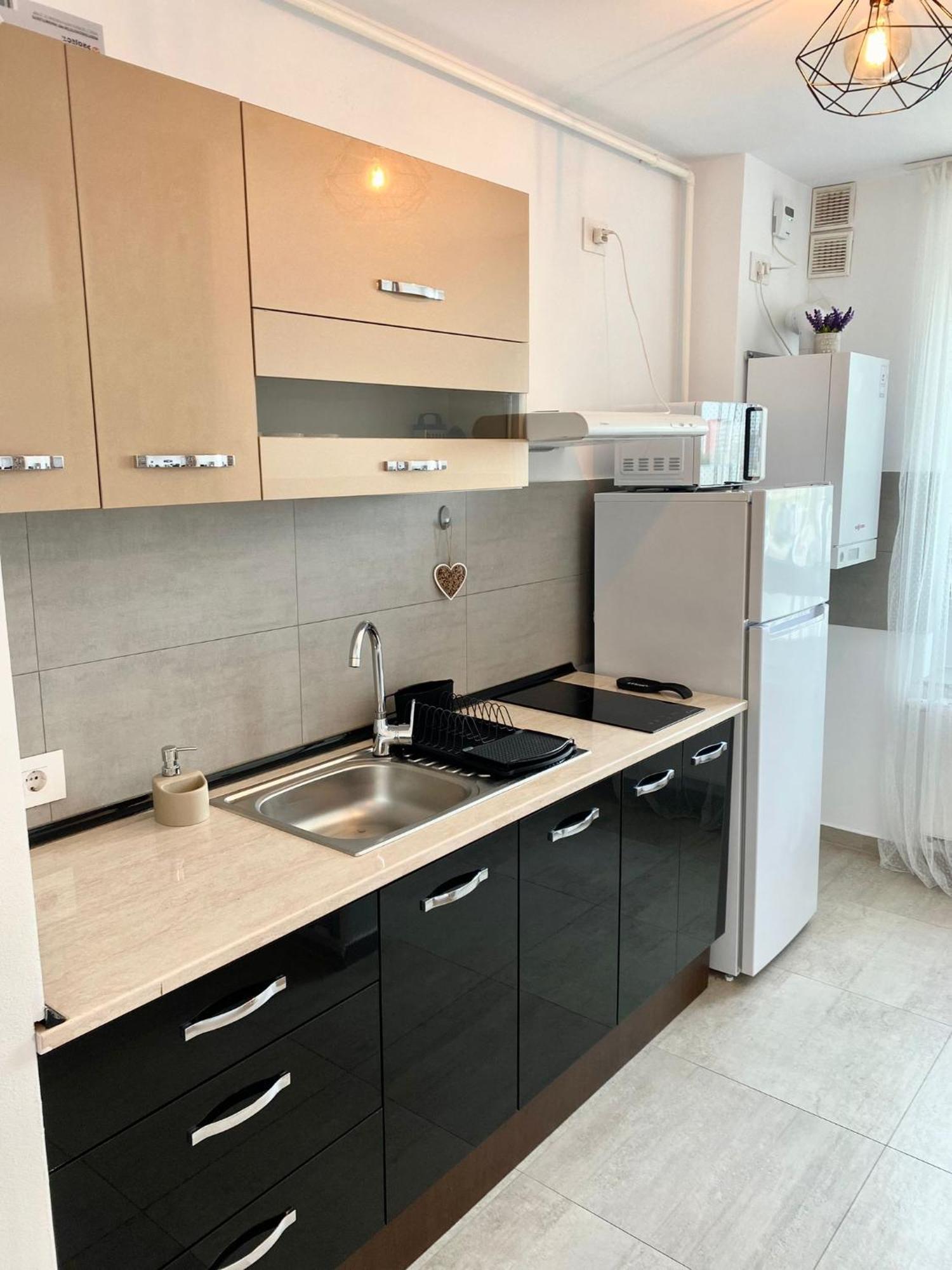 Jad Luxury 3 & 2 In Kasper, Near Coresi Mall Apartment *