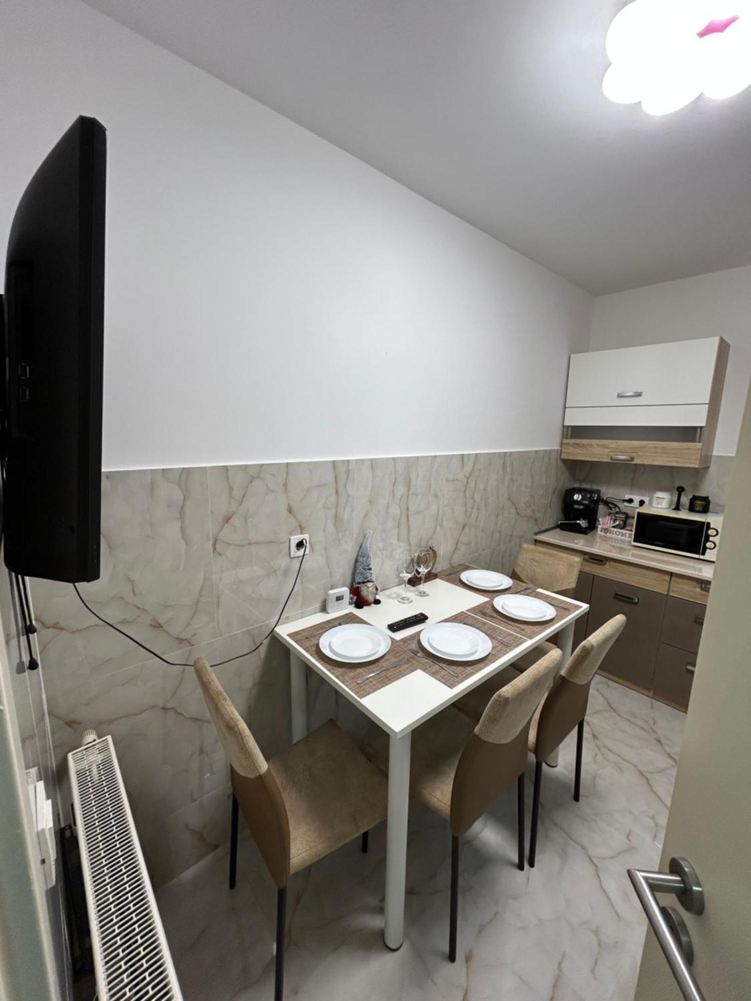 Apartment Jad Luxury 3 & 2 In Kasper, Near Coresi Mall