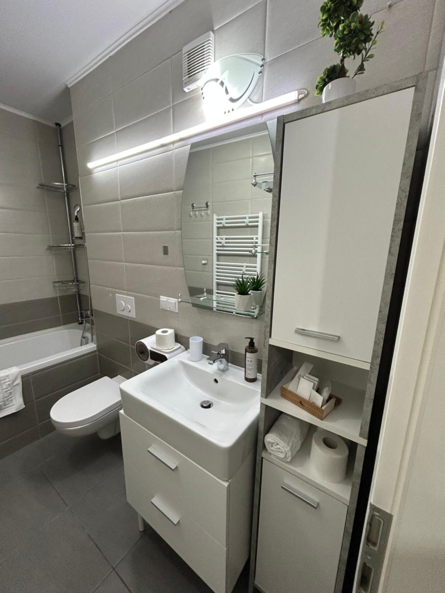 Apartment Jad Luxury 3 & 2 In Kasper, Near Coresi Mall *