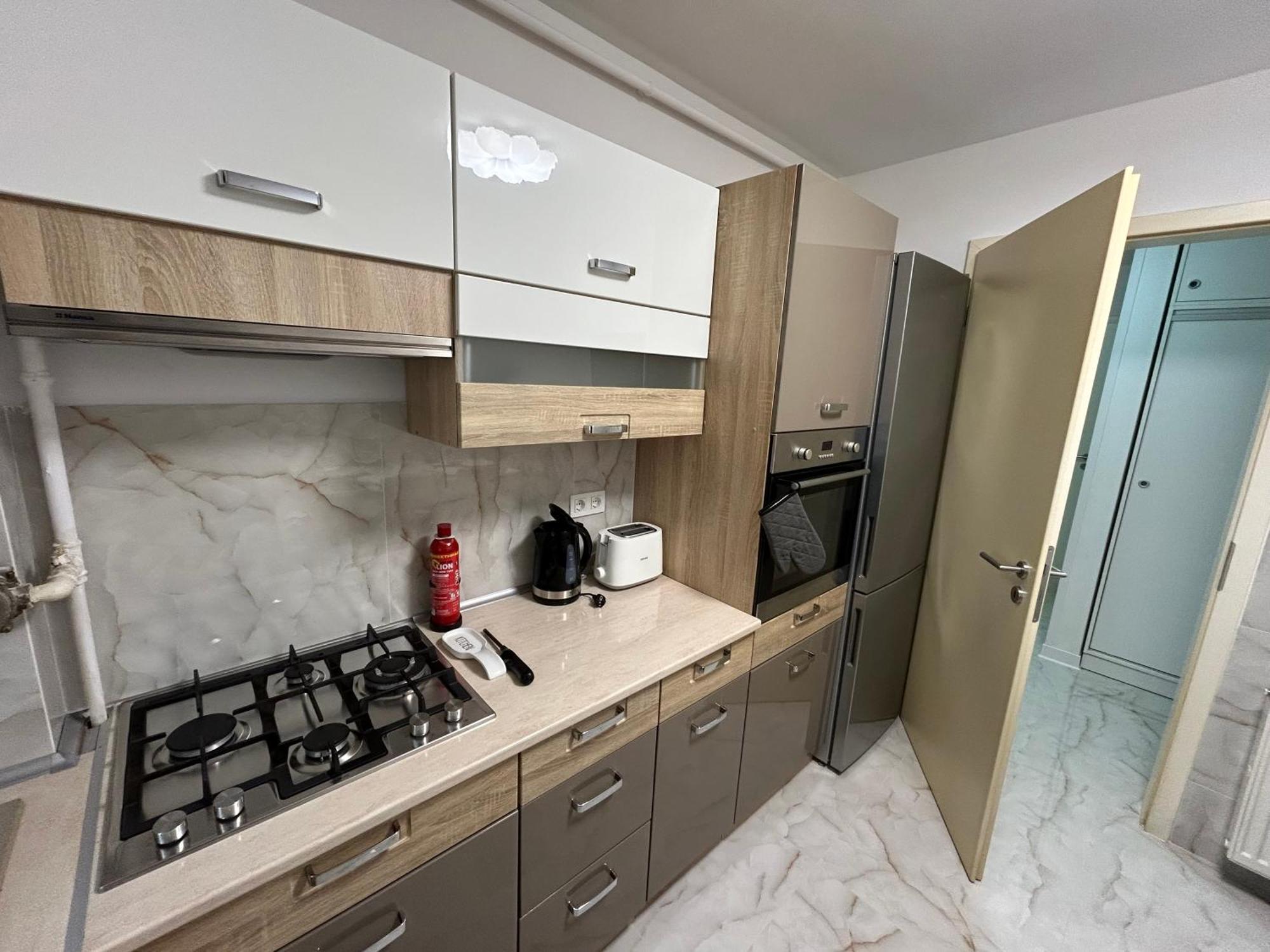 Apartment Jad Luxury 3 & 2 In Kasper, Near Coresi Mall *