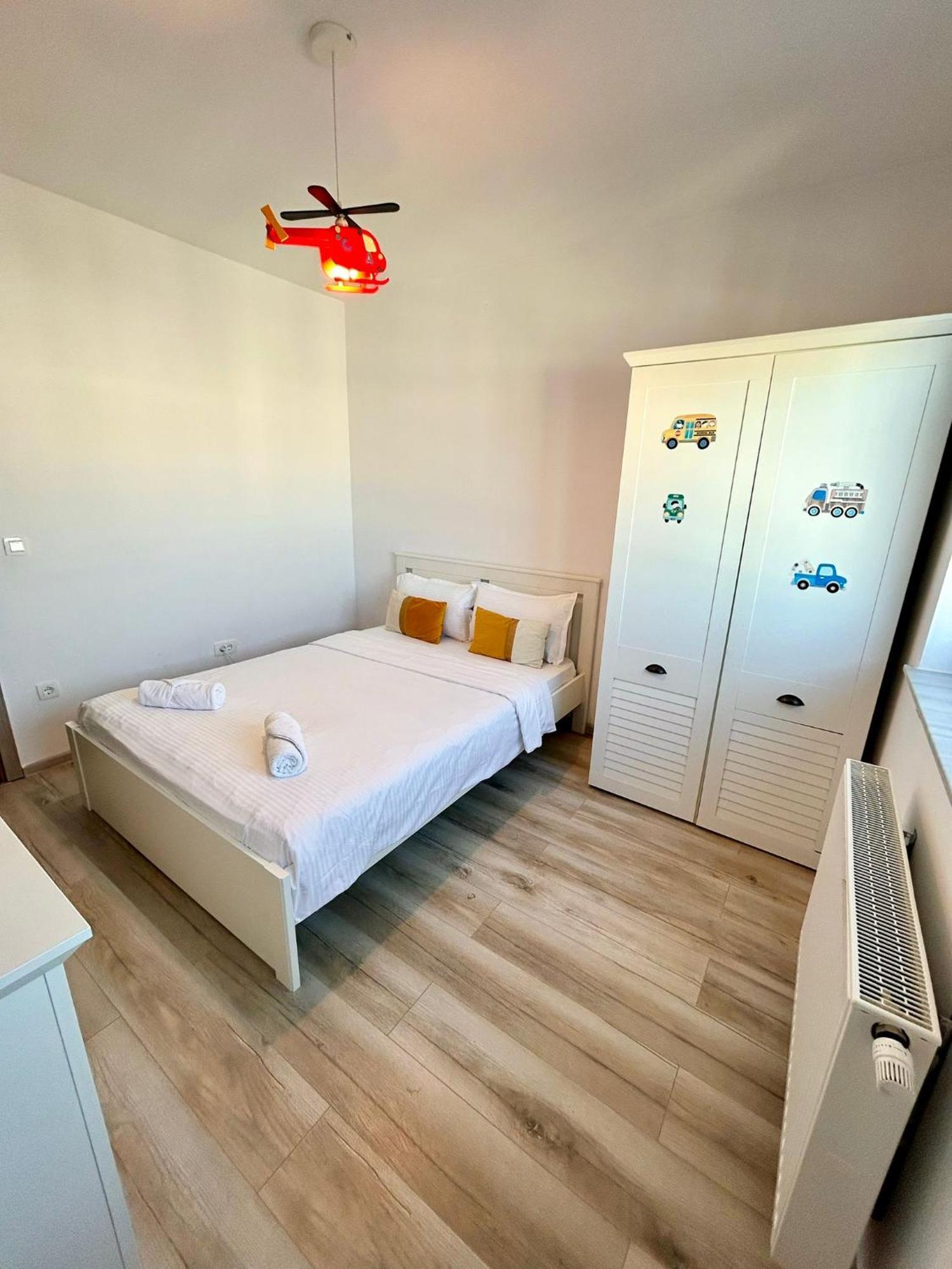 Apartment Jad Luxury 3 & 2 In Kasper, Near Coresi Mall *